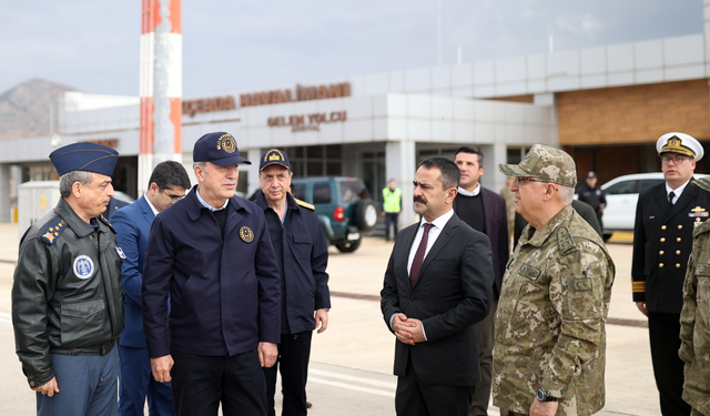 Bakan Akar ve komuta kademesi Gökçeada'yı ziyaret etti