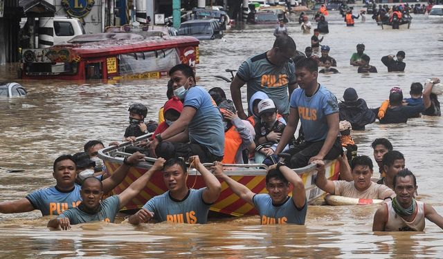 Filipinler'de sel: Kayıp 26 kişi aranıyor