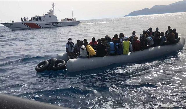 Yunanistan'ın ölüme terk ettiği 92 düzensiz göçmen kurtarıldı