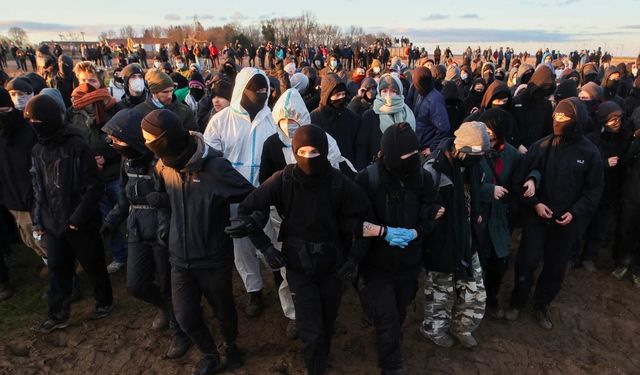 Almanya'da çevre aktivistleriyle polis arasında gerginlik