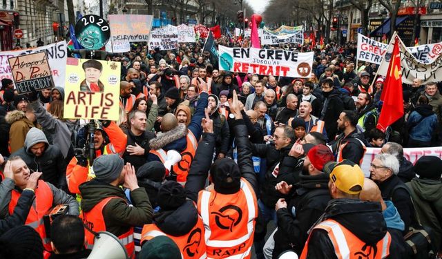 Fransa'da göstericiler Paris Havalimanı'nın girişini kapattı