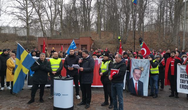 İsveç'te terör örgütü PKK destekçilerinin provokasyonu protesto edildi