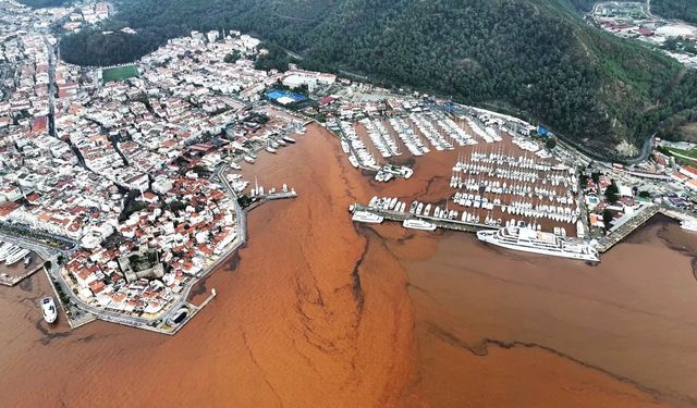 Marmaris'te denizin rengi değişti