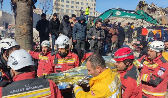 Depremden 222 saat sonra 42 yaşındaki kadın enkazdan kurtarıldı