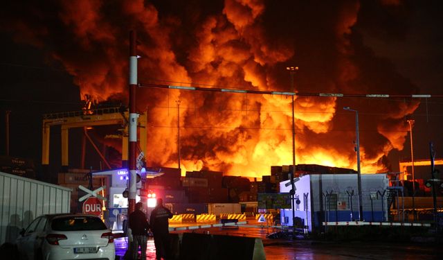 Hindistan'da bir binada çıkan yangında 7 ölü, 44 yaralı