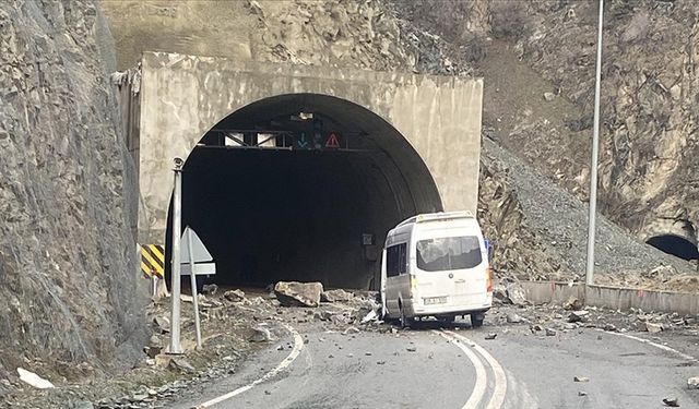 Artvin'de yamaçtan kopan kaya minibüse isabet etti