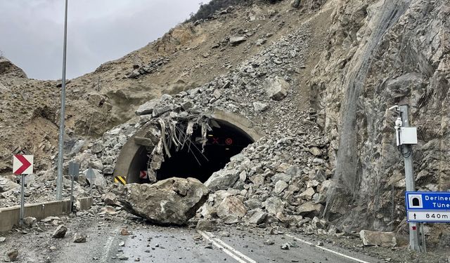 Artvin-Erzurum kara yolunda heyelan