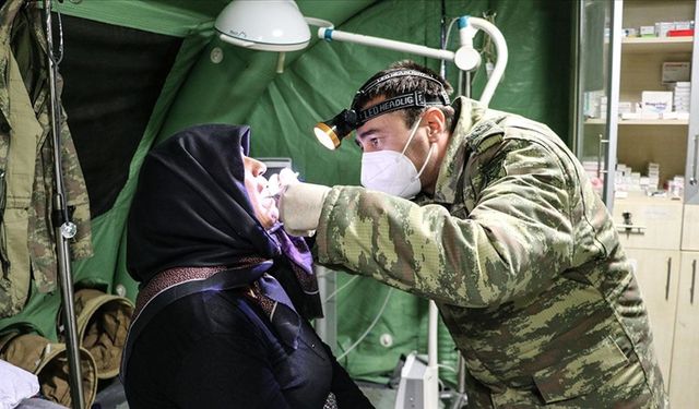 Askeri hekimler deprem bölgesinde görev başında