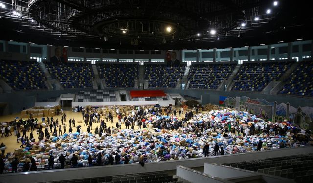 Azerbaycan halkının Türkiye'ye yardım seferberliği sürüyor