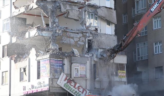 Deprem bölgesinde acil yıkılacak bina sayısı 61 bini geçti