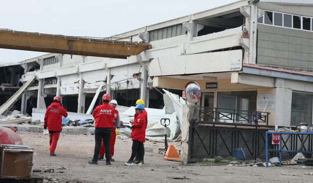 Depremde hasar gören fabrika çöktü: 1 ölü, 4 yaralı