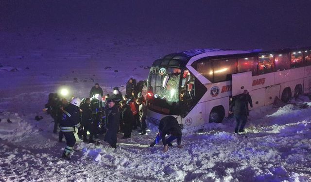 Diyarbakır'da yolcu otobüsü şarampole düştü: 4'ü ağır 30 yaralı