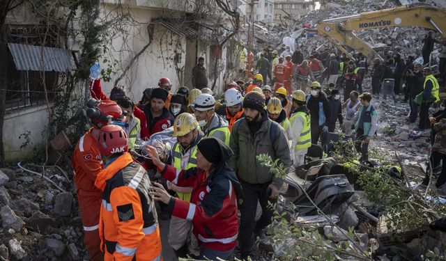 228. saatte bir kadın ve iki çocuğu sağ çıkarıldı