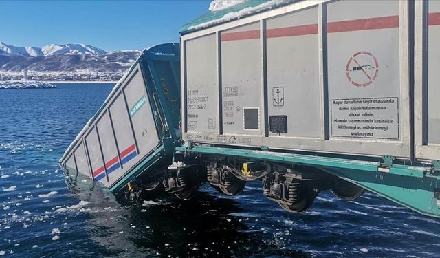 Bitlis'te 2 yük treni vagonu Van Gölü'ne düştü