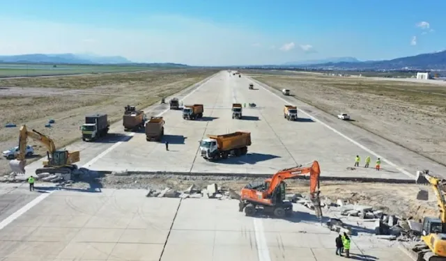 Ankara’dan gelen ekipler Hatay Havalimanı’nda çalışıyor