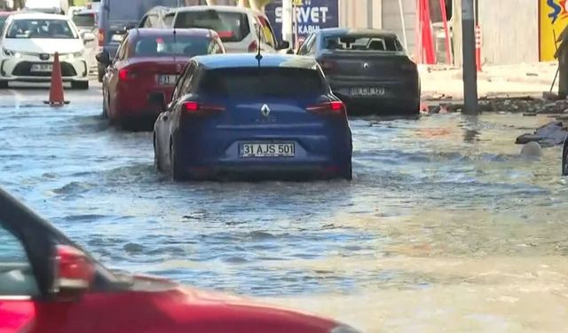 İskenderun'da deniz yükseldi, caddeler göle döndü