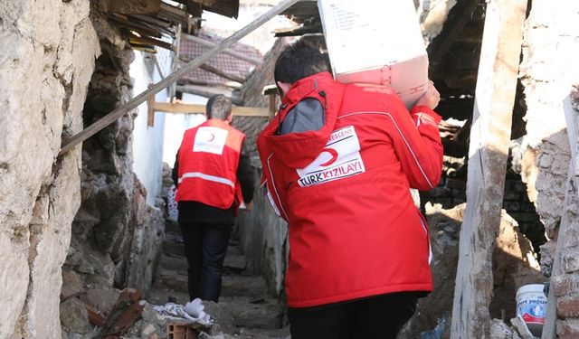 Kızılay, deprem bölgesindeki 900 köye yardım taşıdı