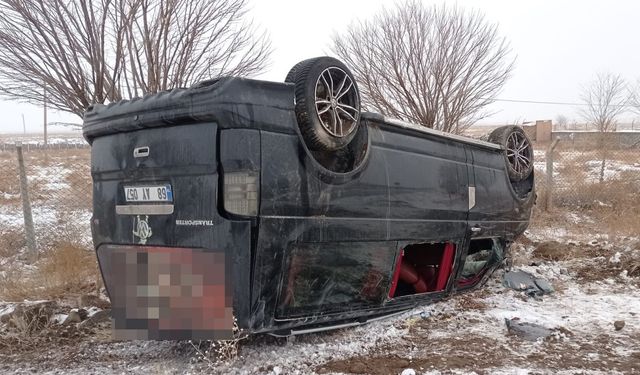 Deprem bölgesinden dönen ekibi taşıyan minibüs devrildi