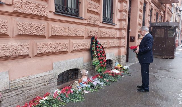 Moskova'da Türkiye Büyükelçiliği önüne çiçek bırakıldı