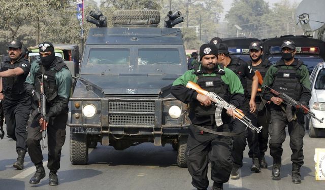 Pakistan'da terör saldırısı: 10 polis hayatını kaybetti