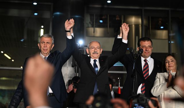 Kılıçdaroğlu CHP Genel Merkezi'ndeki kalabalığa seslendi