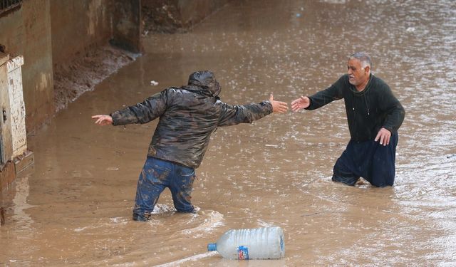 Şanlıurfa'da sağanak yağış etkili oluyor