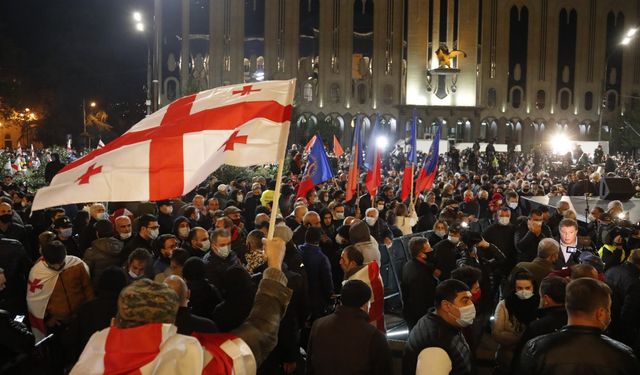 Gürcistan Parlamentosu önünde olaylı gece