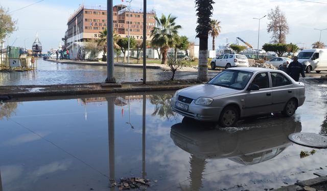 Hatay'ın İskenderun ilçesinde deniz seviyesi yükseldi