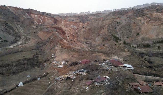 Evlerin depremde toprak altında kaldığı mezra görüntülendi