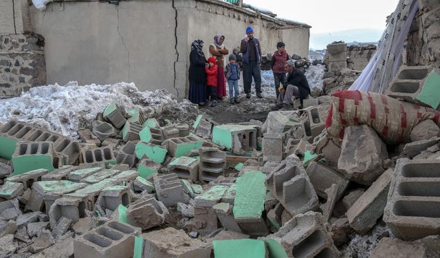 İran'da 5,6 büyüklüğündeki depremde yaralı sayısı 165'e yükseldi