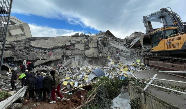 Yıkılan hastanenin müteahhidi hakkında yakalama kararı