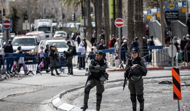 Siyonist İsrail zorunlu askerliği protesto eden yahudilere saldırdı