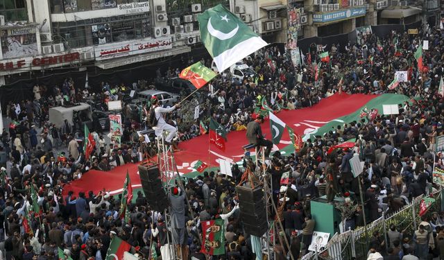 Pakistan'da İmran Han destekçilerine polis müdahalesi