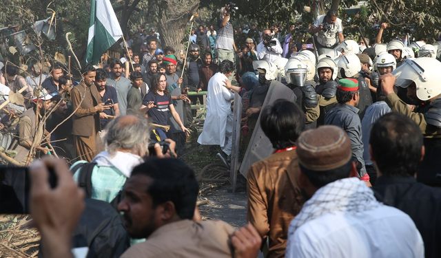 Pakistan'da, halk ile polis arasındaki çatışmalar sürüyor