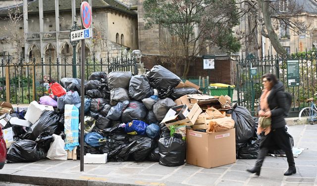 Paris'te grevdeki çöp toplayıcıları zorla çalıştırılmaya başlandı