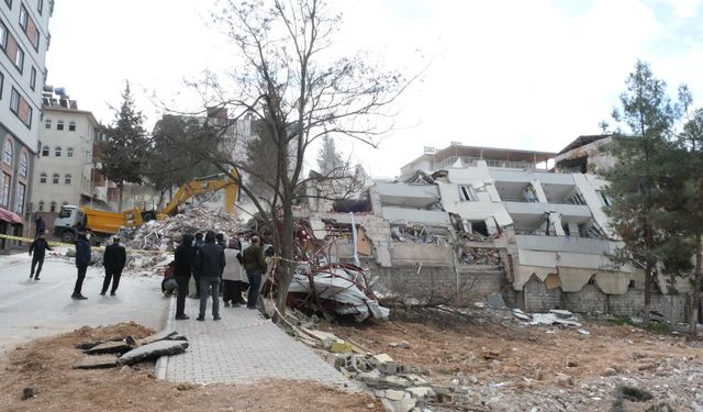 Depremin merkez üssünde enkaz kaldırma çalışmaları devam ediyor