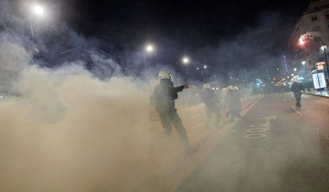 Yunanistan'da sokaklar savaş alanına döndü