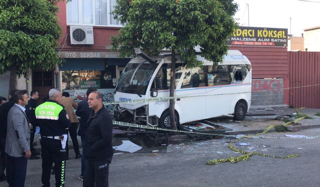 Adana'da dolmuş durakta bekleyenlere çarptı: 1 ölü