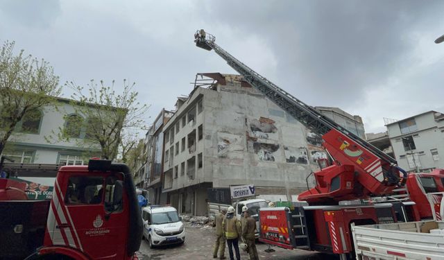 Boşaltılan binaya giren 2 hurdacı çöken çatının altında kaldı