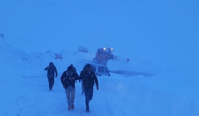 Kar yağışı 1277 yerleşim birimine ulaşımı engelledi