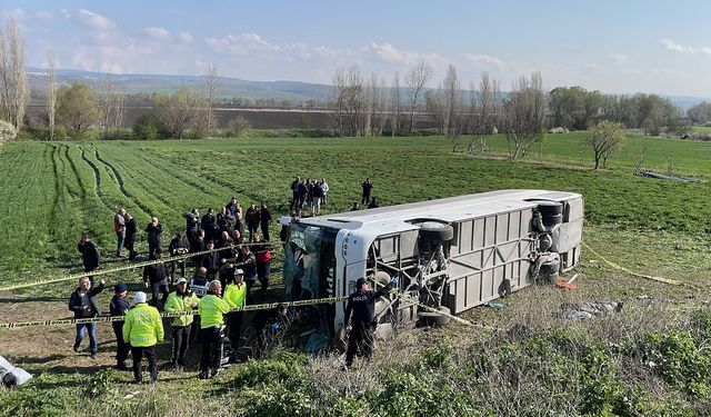 Eskişehir'de işçi servisi şarampole devrildi: 3 ölü