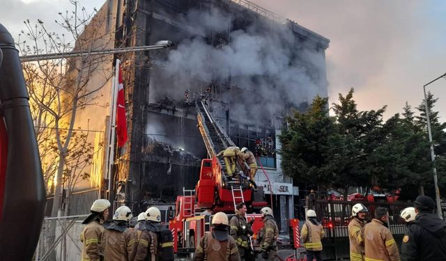 İstanbul'da 11 katlı binadaki yangın kontrol altına alındı