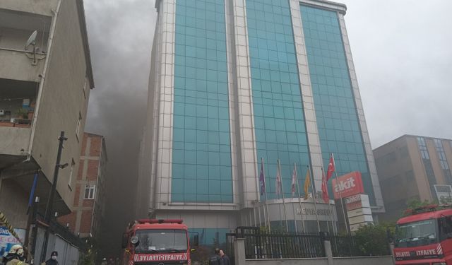 İstanbul'da Akit Medya grubunun içerisinde bulunduğu 11 katlı binada yangın