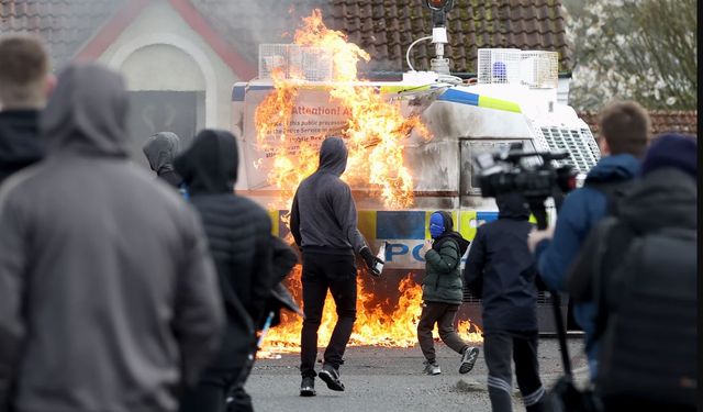 Kuzey İrlanda’da Biden'e molotoflu karşılama