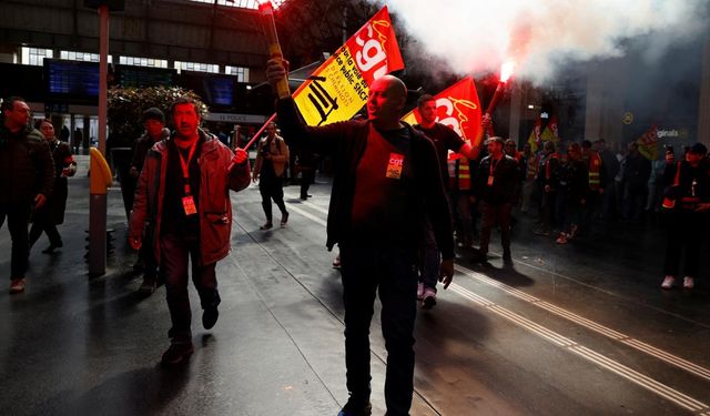 Fransa'da eylemciler tren garında bir araya geldi