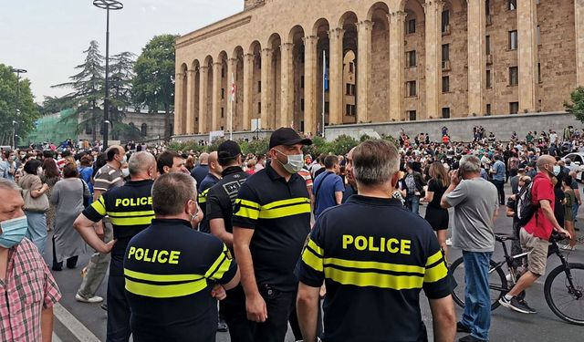 Hollanda'da parlamento binası bomba ihbarı nedeniyle boşaltıldı