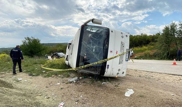 Bursa'da öğrenci servisi tırla çarpıştı: 23 yaralı