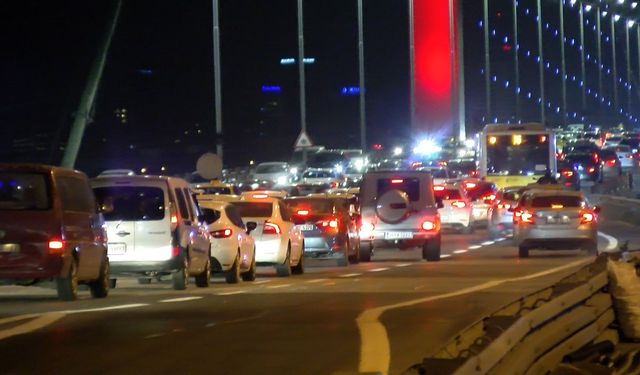 Dönüş yolundaki tatilciler İstanbul'da yoğunluk oluşturdu