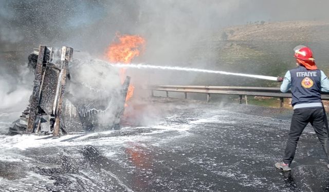 Akaryakıt tankeri kamyonete çarpıp alev aldı: 2 ölü