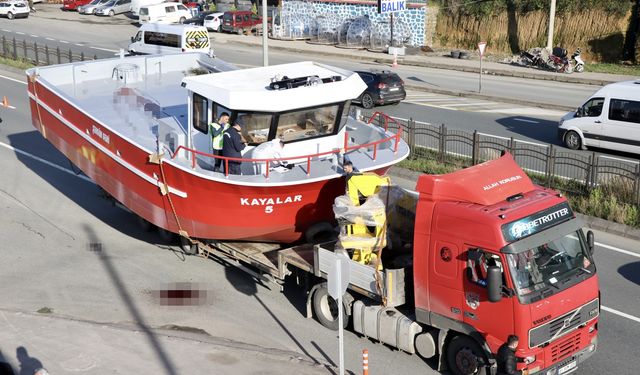 Nakledilen teknenin üzerindeki kişi üst geçidin çarpması sonucu can verdi